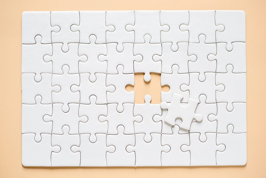 Imagen de un puzzle que simboliza partes incompletas en un sistema