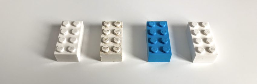 Cuatro piezas de lego donde una de ellas es diferente a las demás